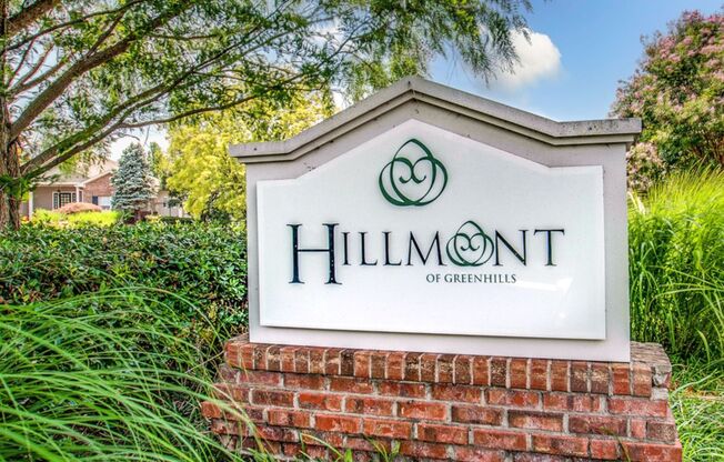 Gorgeous 2BE/2BA condo located in the heart of Green Hills!