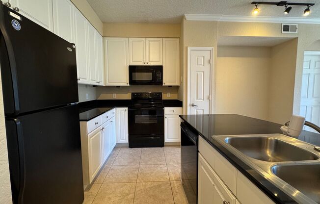 3rd Floor 2 bed/ 2 Bath Condo in Villa Medici with Detached Garage!