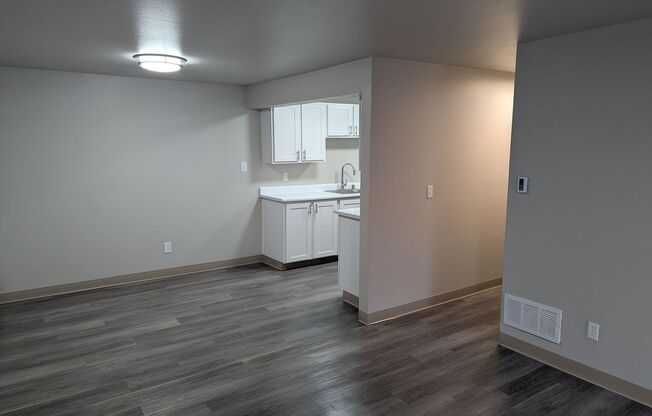 2 beds, 1 bath, 886 sqft, $1,810, Unit J102