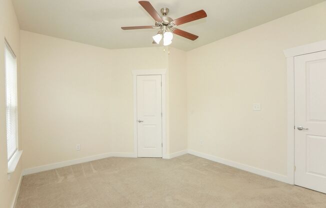 Hickory Half Acre with 4 beds 2.5 baths