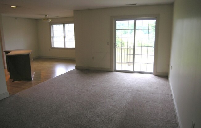 4 ABBOTT LN