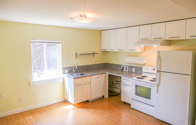 Bright Top-Floor, 2 bedroom apartment in Magnolia!