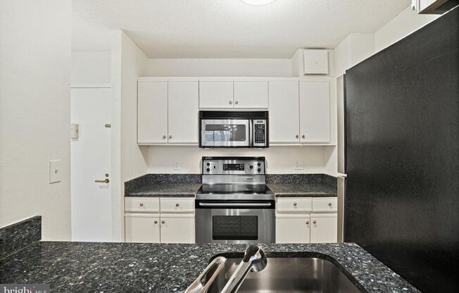 Gorgeous and Airy 1bd/1ba in Glover Park with parking and a balcony!