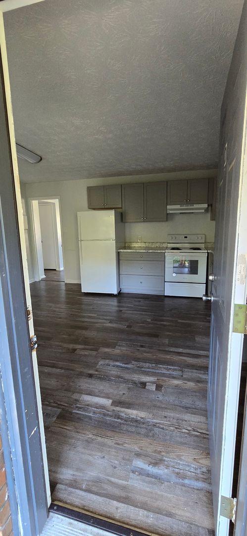 2 beds, 1 bath, $1,295