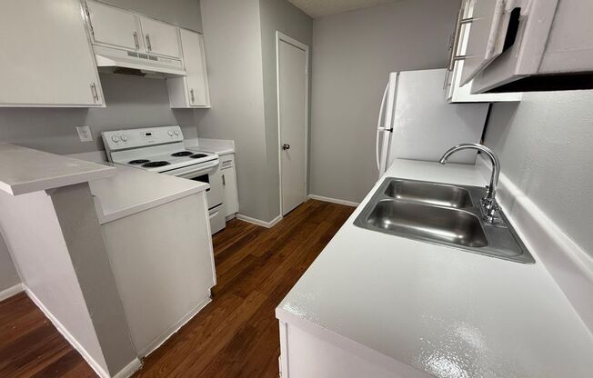 2 beds, 1 bath, 837 sqft, $989