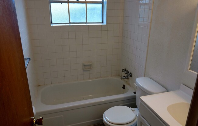 1 bed, 1 bath, $600, Unit 8B