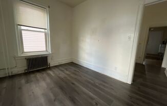 2 beds, 1 bath, $950, Unit 268 E Walnut - Unit 2