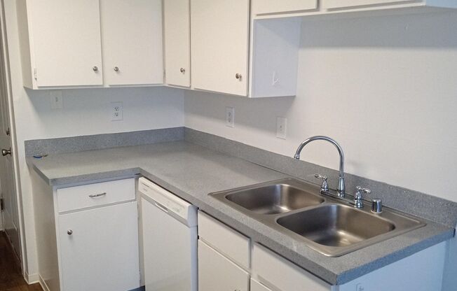 Free Rent in March!* Updated 1 & 2 Bedroom Apartments in Tacoma