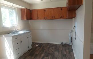 2 beds, 1 bath, $795, Unit 2