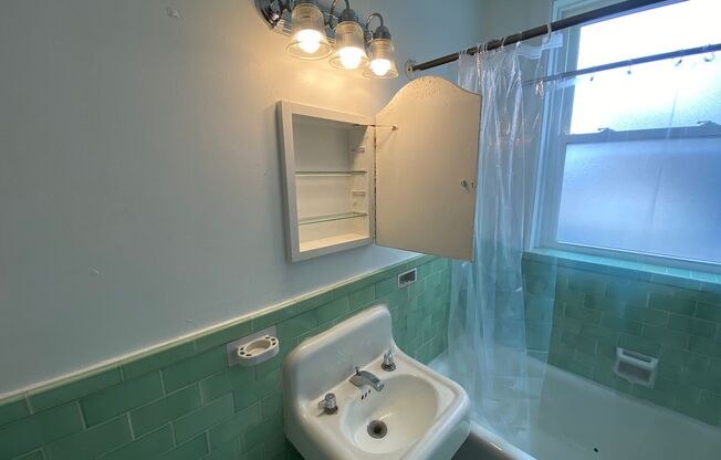 Studio, 1 bath, 400 sqft, $825, Unit 117