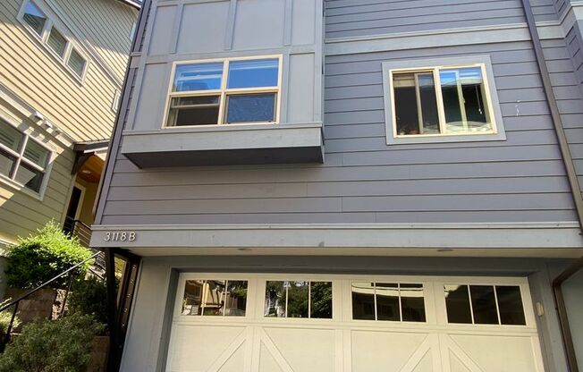 Gorgeous 3bed / 2.5 bath Townhouse in Eastlake with AC & Parking!