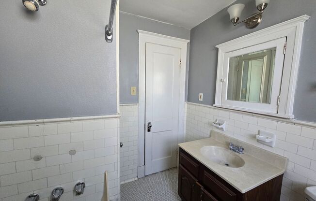 1 bed, 1 bath, 900 sqft, $950, Unit #27