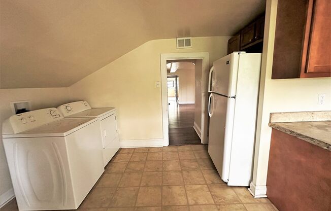 2 beds, 1 bath, $1,195, Unit 7