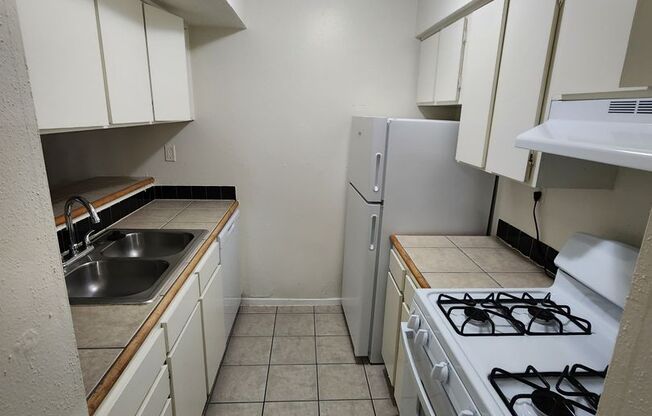 1 bed, 1 bath, 700 sqft, $999, Unit LAW11-110