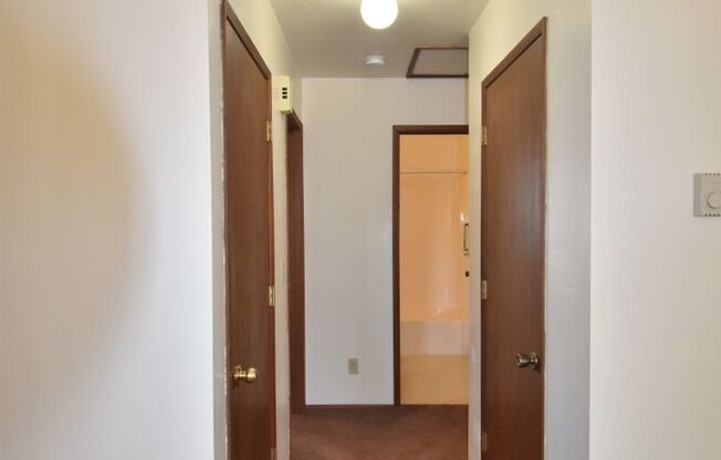 2 beds, 1 bath, $1,150, Unit 948 Vine St. #2