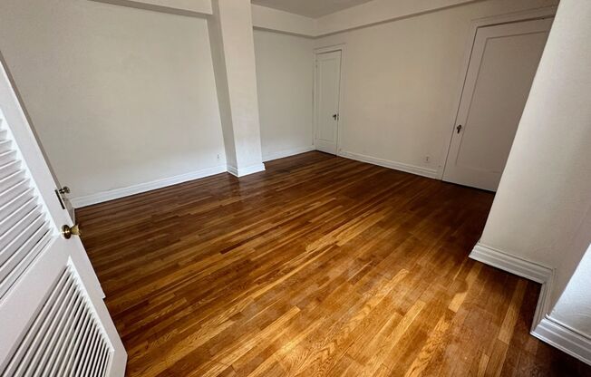 Studio, 1 bath, 321 sqft, $1,250, Unit New King Edward 8A4