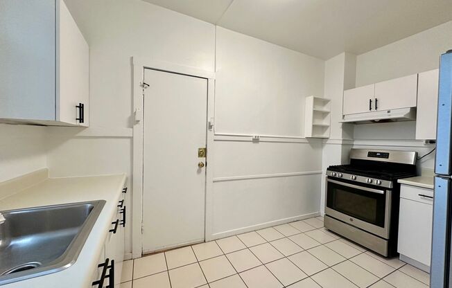 1 bed, 1 bath, 688 sqft, $2,995, Unit 12