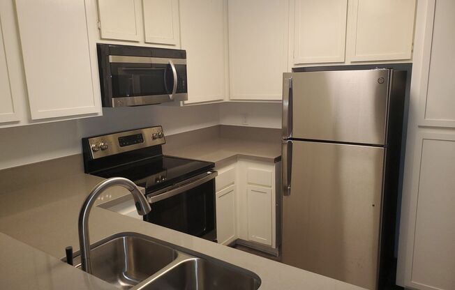 2 beds, 1 bath, $2,600