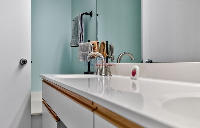 2 beds, 2 baths, $2,700, Unit #1402