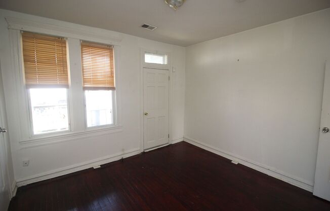 3 beds, 1 bath, $1,695, Unit # 324