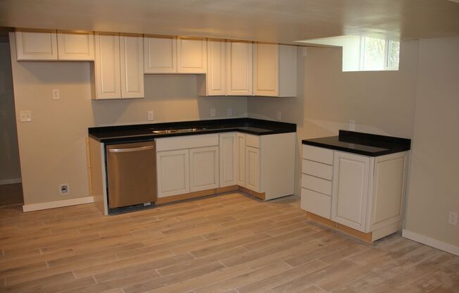 2 beds, 1 bath, 1,171 sqft, $1,475, Unit B