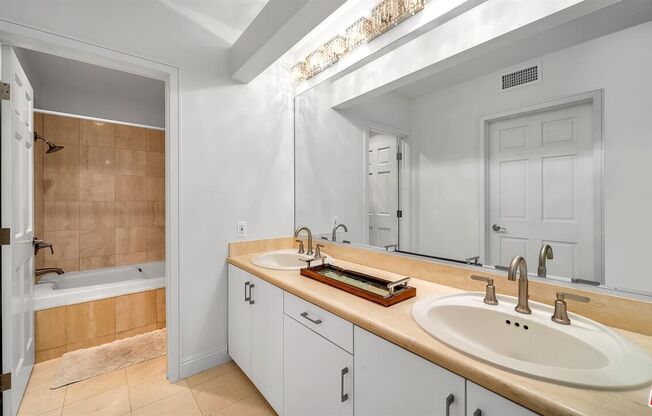 1 bed, 1.5 baths, 962 sqft, $5,000, Unit 809