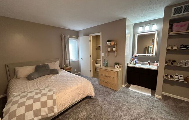 2 beds, 1.5 baths, 680 sqft, $949, Unit 8534