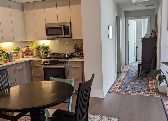 3 beds, 1 bath, 1,000 sqft, $3,975, Unit PH5