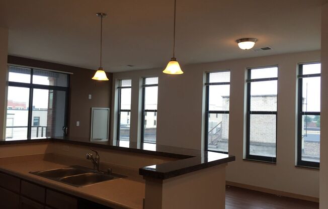 2 beds, 2 baths, $2,475, Unit Suite 1-304