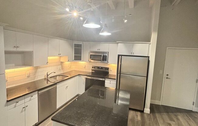 2 beds, 1 bath, 905 sqft, $2,715, Unit 301