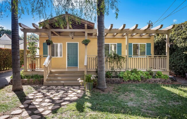 Charming 2 bed / 2 bath Mesa Home with office (small pet considered)