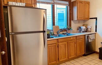 3 beds, 1 bath, $2,500, Unit 3