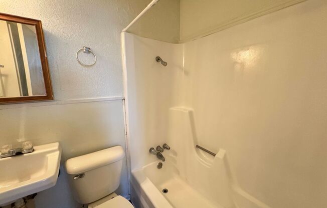 1 bed, 1 bath, $525, Unit Apt A