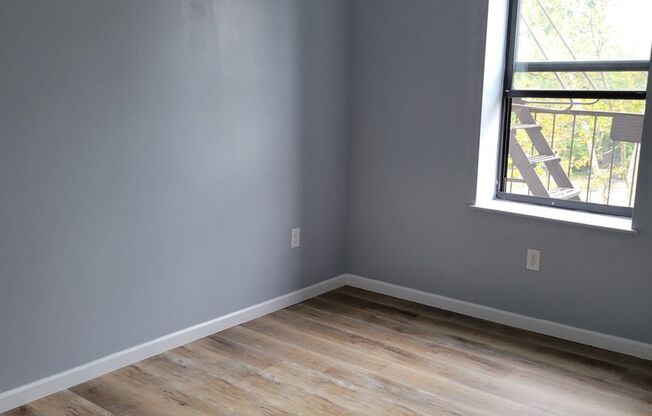 2 beds, 1 bath, $2,000, Unit 103