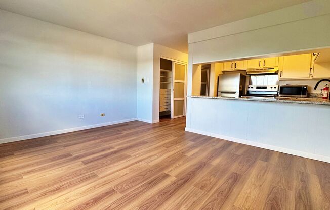Fully Remodeled Sunny & Quiet Top Floor Studio in Congress Park with Pool Close to Denver Botanic Gardens