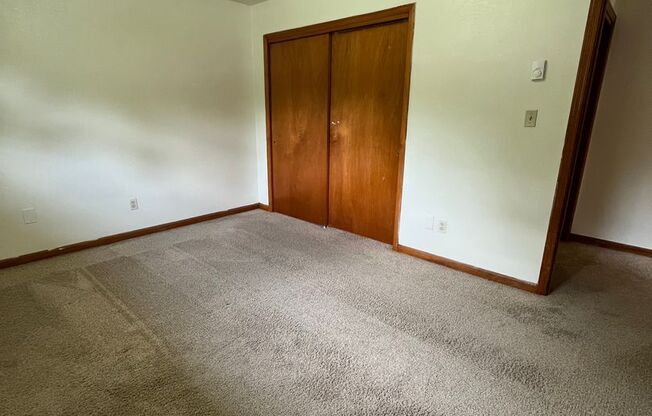 2 beds, 1 bath, 903 sqft, $1,140, Unit P-1