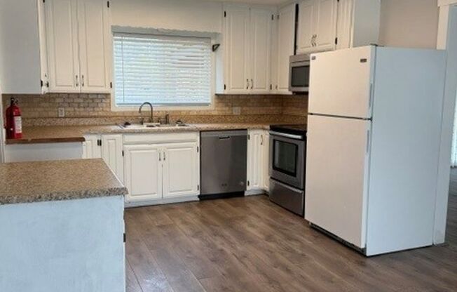 3 Bedroom West Salem House w/ Large Fenced Backyard