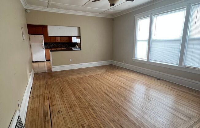 3 beds, 1 bath, $1,200, Unit Unit B