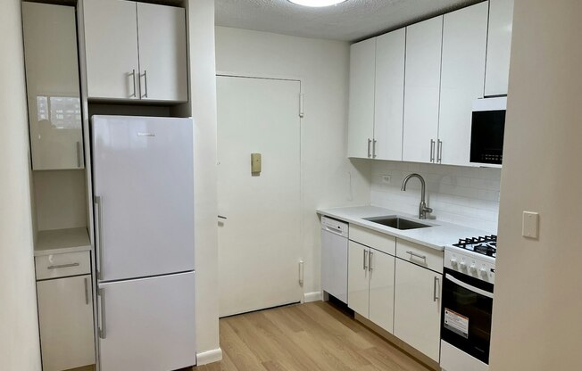 Studio, 1 bath, 400 sqft, $3,375, Unit 27BB