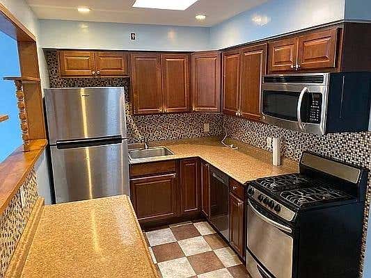 260 E 238 ST