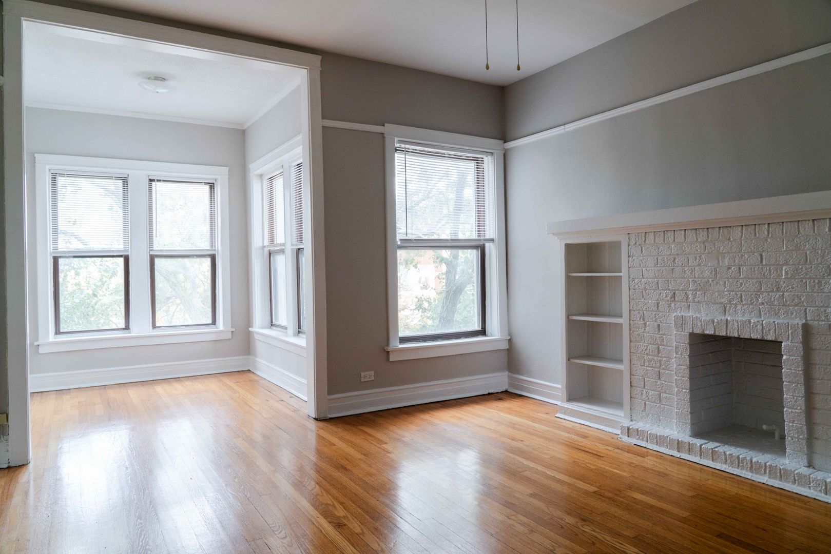 Uptown / Ravenswood - Studio - w/ Decorative Fireplace