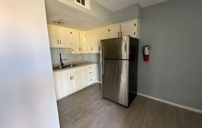 2 beds, 1 bath, 800 sqft, $785, Unit 32