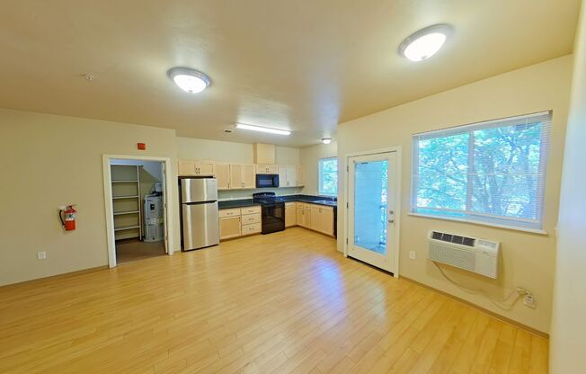 3 beds, 2 baths, 967 sqft, $2,400, Unit 402