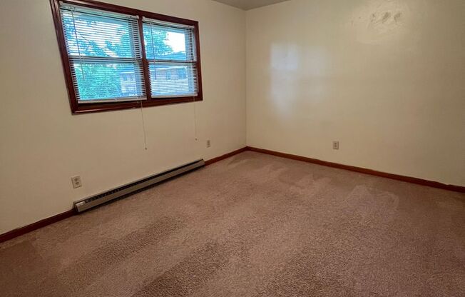 2 beds, 1 bath, 903 sqft, $1,140, Unit H-2