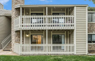 2 bedroom/2 bathroom main level condo!