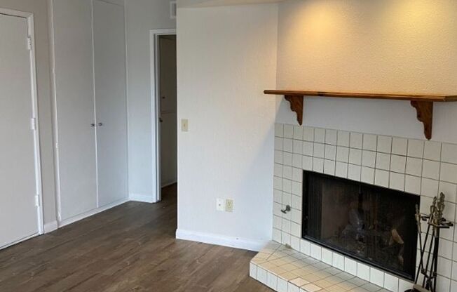 Beautiful 2 Bed/2 Bath Condo in Point Loma; Located near Shopping and Beach!