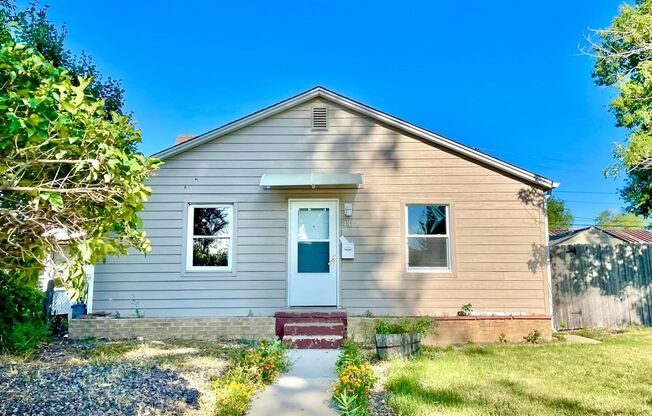 Mountain View Bungalow w/Garage and A/C