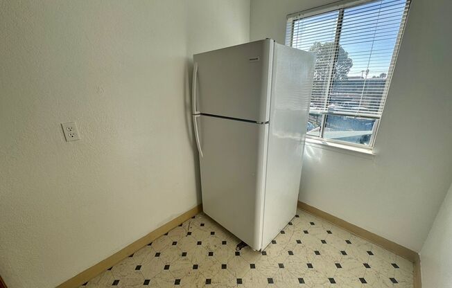 Studio, 1 bath, 300 sqft, $1,325, Unit #H