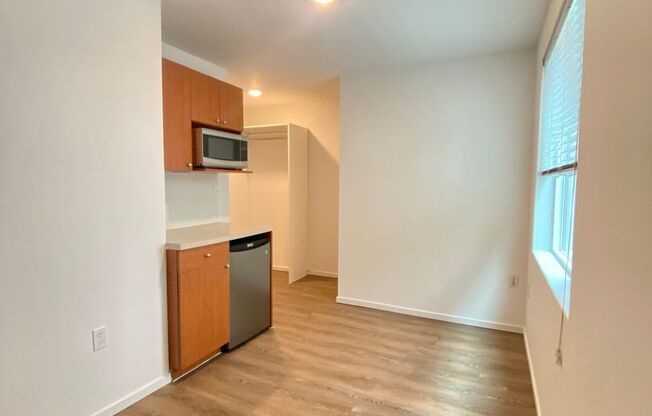 Studio, 1 bath, 180 sqft, $1,149, Unit 3206