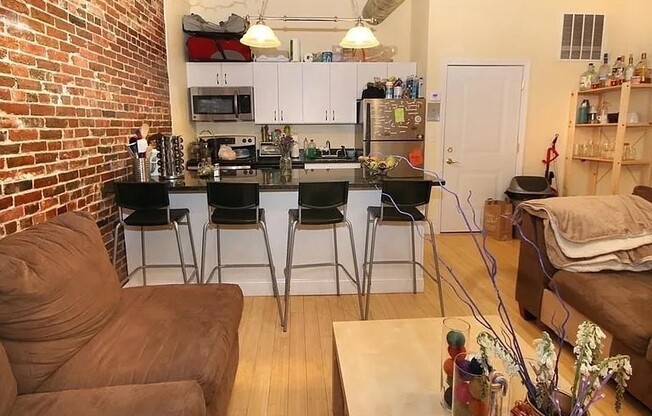 3 beds, 1 bath, 903 sqft, $5,300, Unit 403